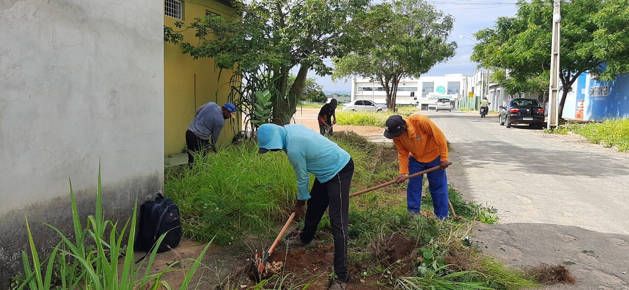 Secretaria de Infraestrutura de Guanambi inicia a semana com grande mutirão de limpeza e tapa-buracos por toda a cidade