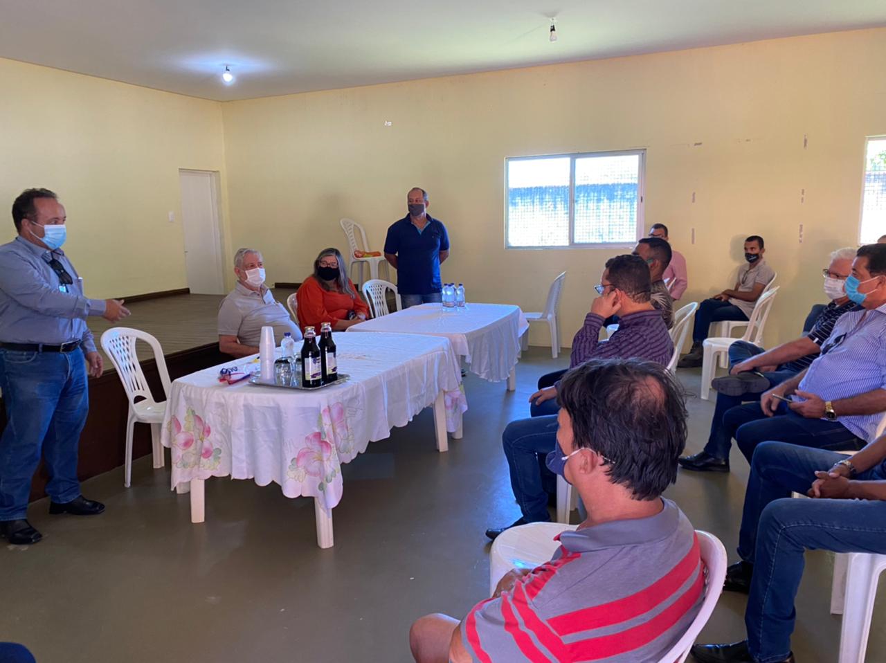 Prefeito Nilo Coelho discute com produtores de Ceraíma medidas para incrementar o financiamento e a produção