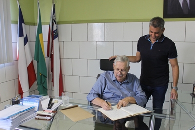 Prefeito Nilo Coelho reassume a Prefeitura de Guanambi após licença de nove dias