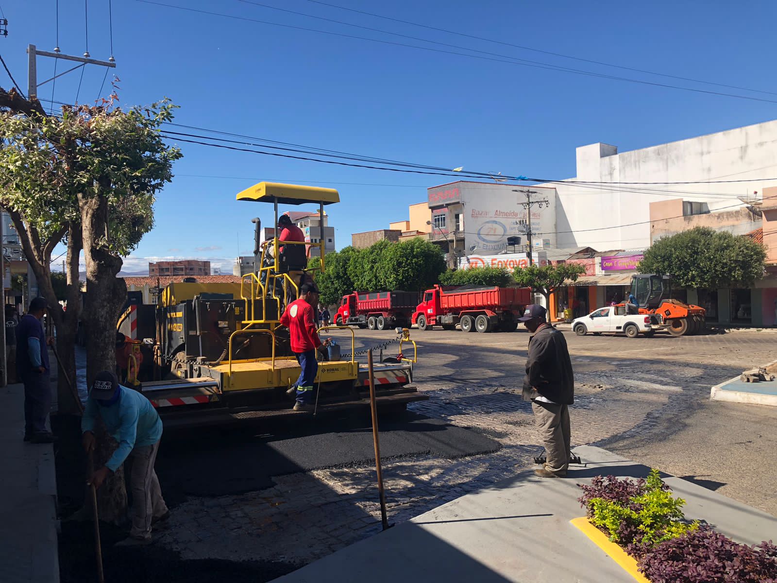 Prefeitura de Guanambi pavimenta em CBUQ Praça Coronel Cajaíba