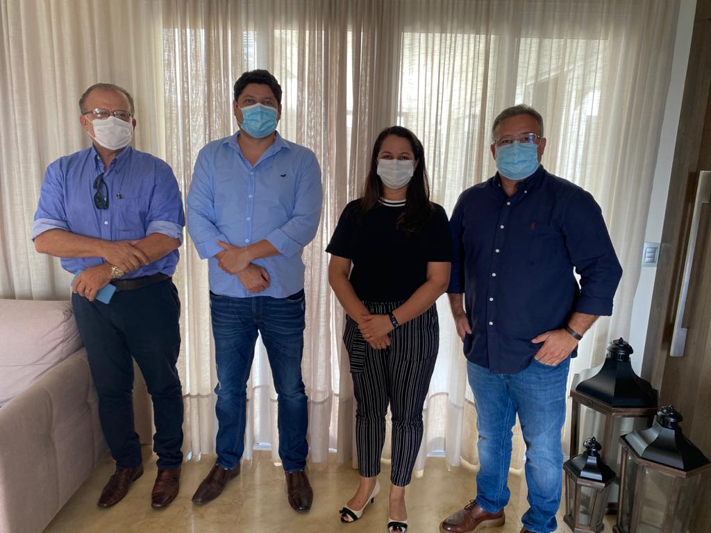 Secretários municipais de Guanambi recepcionam gestor da Unacon que irá abrir 10 leitos de UTI para tratamento da Covid-19