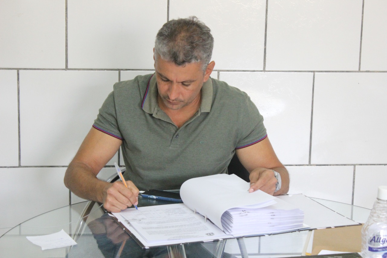 Prefeito Nal sanciona leis que criam cotas raciais e isenção de taxas para Concurso Público e que atualiza o ingresso e formação dos Agentes de Trânsito