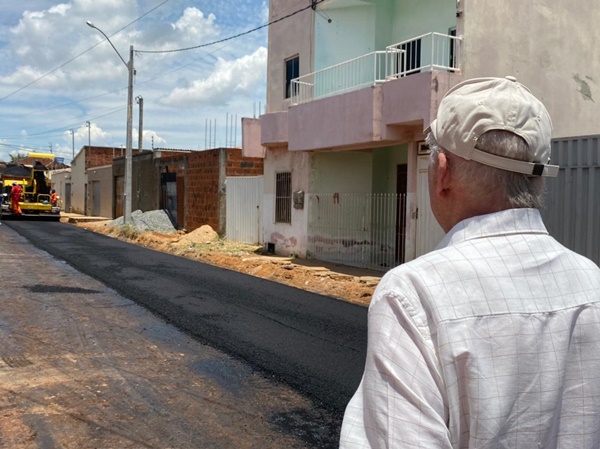 Prefeito Nilo Coelho vistoria de perto início da urbanização asfáltica de todas as ruas do Bairro São Vicente