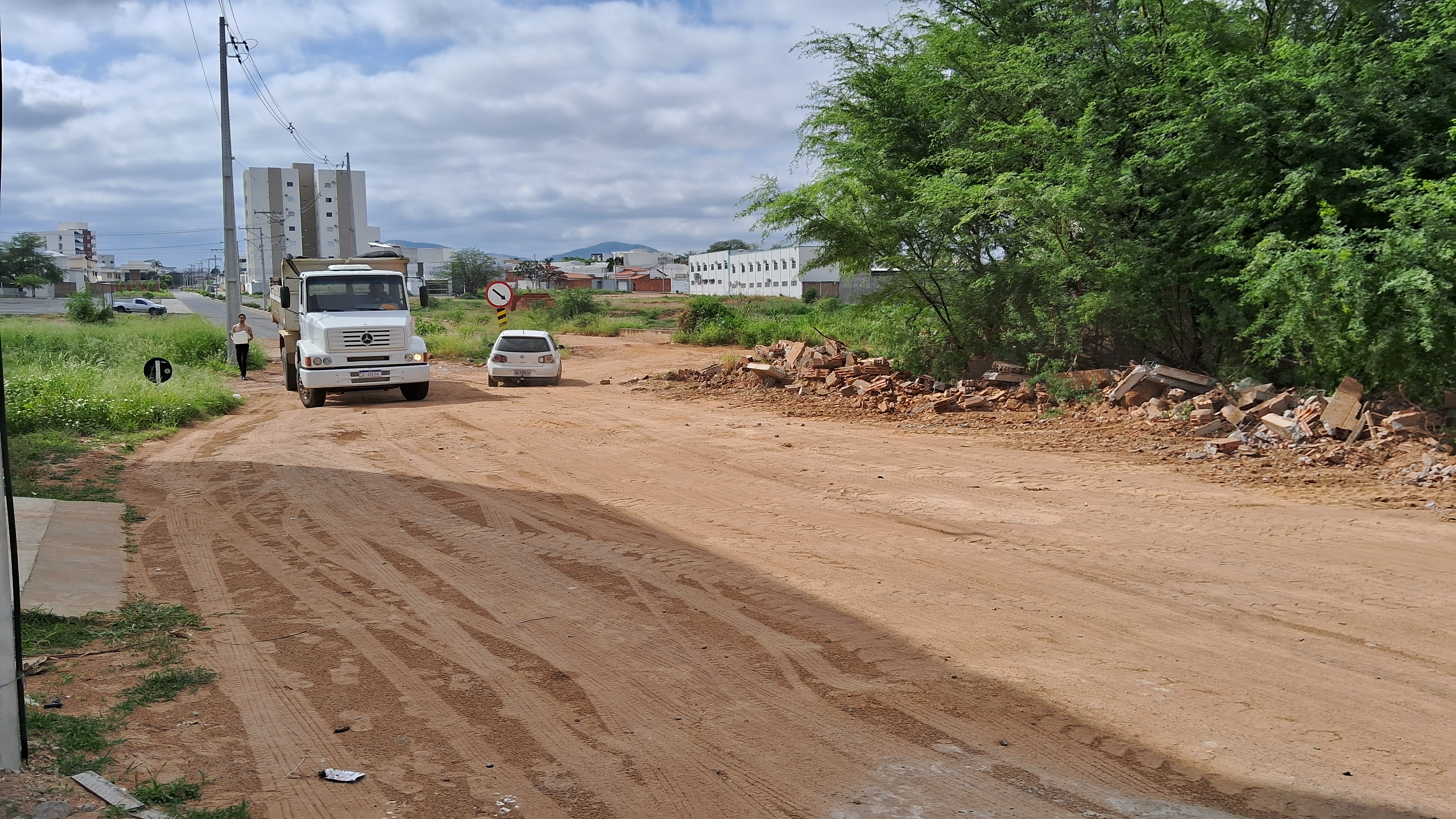 OBRAS - Prefeitura de Guanambi desapropria terreno para ampliação e asfaltamento de avenida que interliga os bairros Brindes e Sandoval Moraes