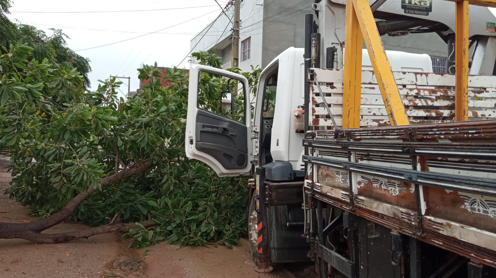 Equipes da Secretaria de Infraestrutura de Guanambi seguem de plantão e enfrentando problemas causados pelas chuvas