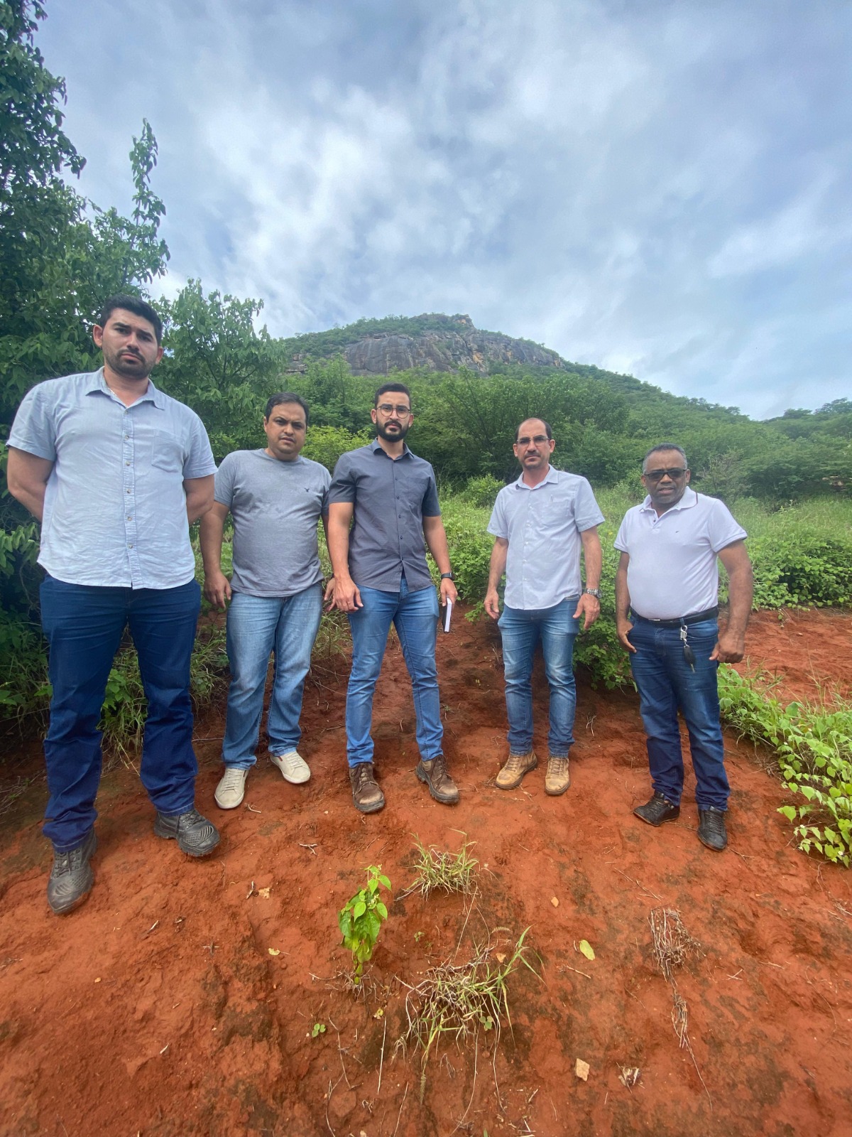 Equipe técnica visita local onde houve rolamento de uma rocha na Vila de Ceraíma
