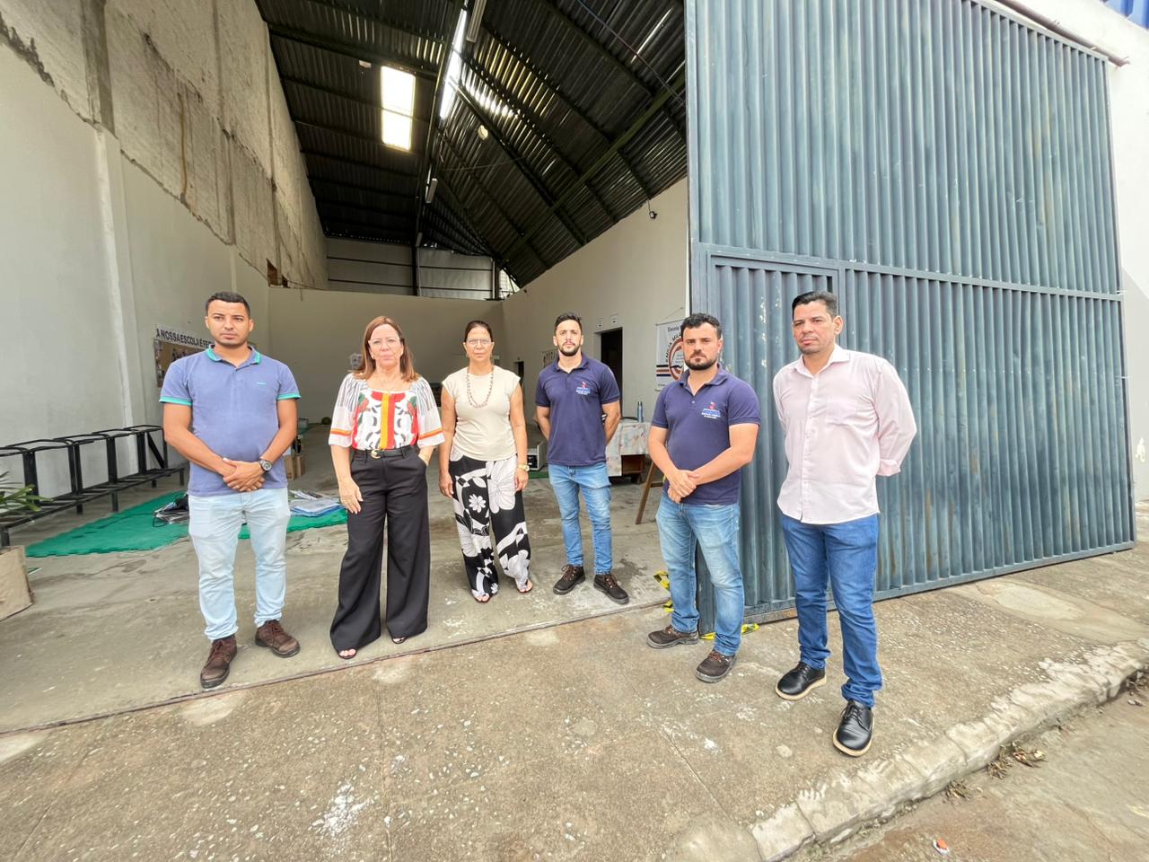 Prefeito e secretária de Educação de Guanambi acompanham ações de equipes após queda parcial de cobertura onde funcionam escola provisória, depósito e Secretaria de Cultura
