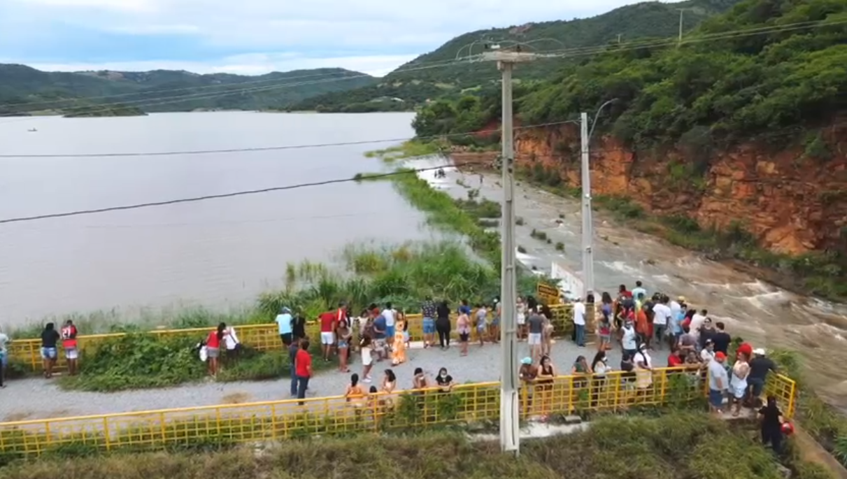 Autoridades alertam os populares que estão invadindo área de segurança da barragem de Ceraíma; invasão de área federal é crime