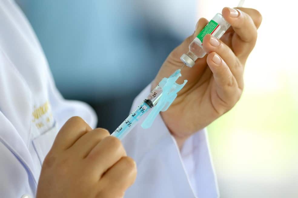Guanambi vacina contra a Covid-19 pessoas de 34 anos nesta quinta (12) em Morrinhos e Mutans e sexta (13) na sede e Ceraíma