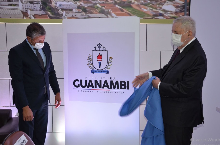 Nilo e Nal apresentam a logomarca da gestão, com design moderno e que valoriza as cores da bandeira de Guanambi