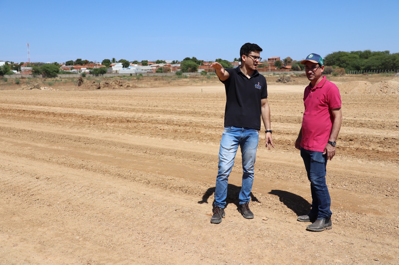 SEINFRA Guanambi intensifica terraplanagem para início da construção do Parque Esportivo Comunitário Renascer